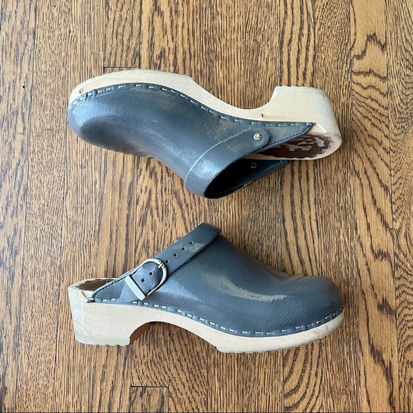 Hanna Andersson Shoes - Hanna Andersson Gray Patent Leather Swedish Wooden Clogs // 39